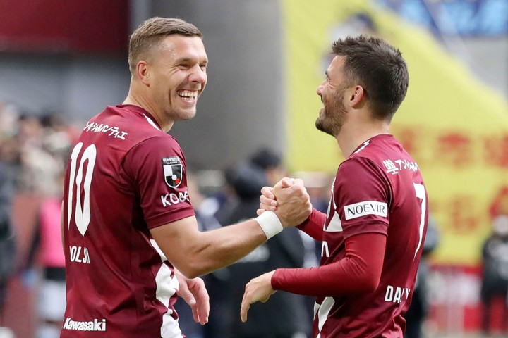 Lukas Podolski ešte nepatrí do starého železa. Vyskúšal si aj post brankára